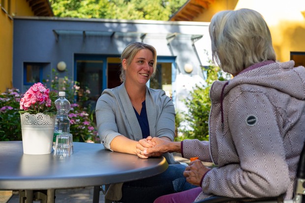 Dialog im Grünen.